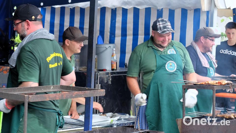 Die Männer an den Grills sind während der zwei Tage des Fischerfestes nicht zu beneiden. Bild: wlr