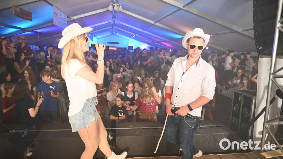 Mit &quot;Cotton Eye Joe&quot; und anderen Hits sorgt &quot;Highline&quot; bis spät in die Nacht für Stimmung. Bild: kki