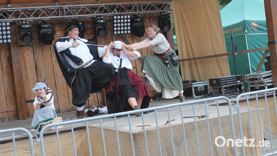 Viel Beifall gibt es für die Akteure der Dorfbühne Waidhaus beim Stück &quot;Wunderheiler und Medikus Baspist Franko und Johanna&quot;. Bild: pi