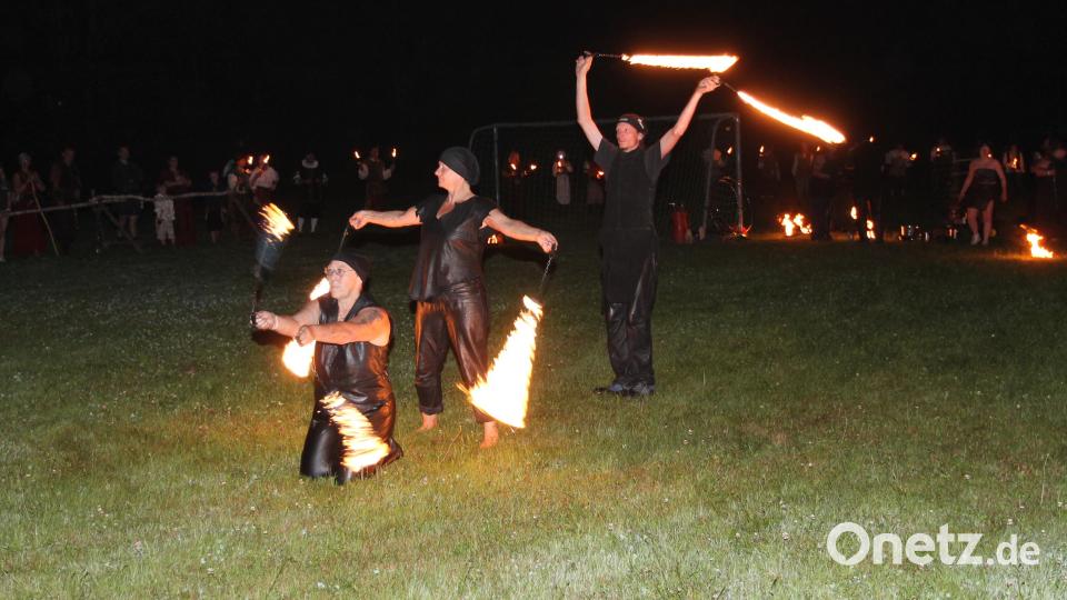 Auch für die Feuershow von &quot;Drachenherz&quot; gibt es viel Beifall. Bild: pi