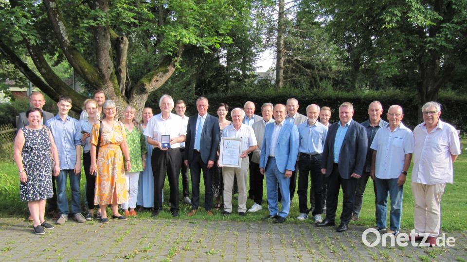 Die Urkunde und die silberne Bürgermedaille der Stadt Hirschau nahmen in Anwesenheit der Stadträte stellvertretend von Bürgermeister Hermann Falk (Bildmitte) die Söhne Klemens (links) und Franz (rechts) entgegen Bild: fg