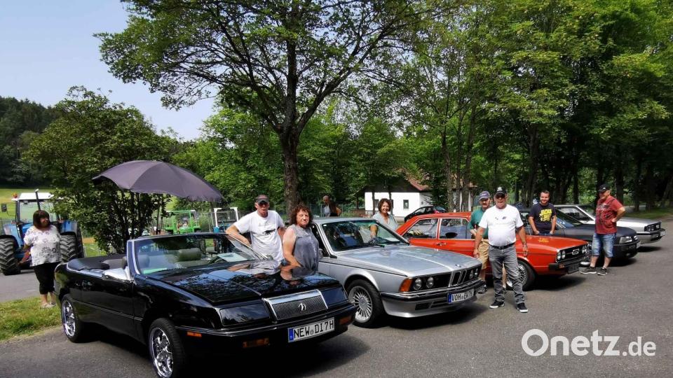 Mit stolz präsentierte die Oldtimerfreunde ihre schmucken Fahrzeuge. Bild: gz
