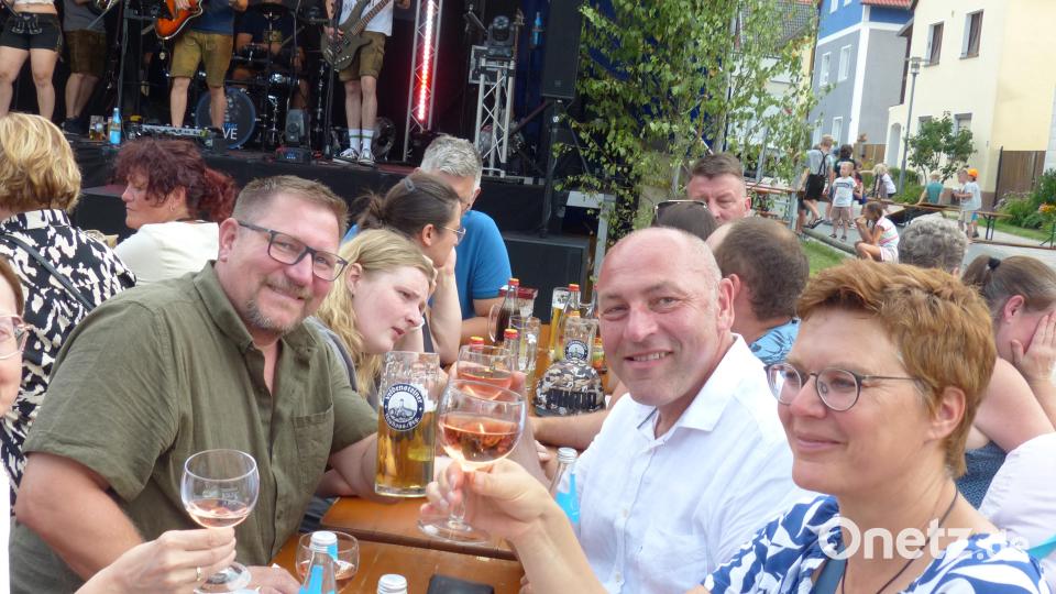Auch Bürgermeister Gerhard List freut sich mit den Gästen über das gelungene Fest. Bild: hme