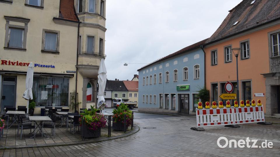 Die Zufahrt vom Unnaplatz auf den Maximilianplatz ist wegen der Reparatur eines Wasserrohrbruchs bis Mitte der Woche gesperrt. Bild: szl
