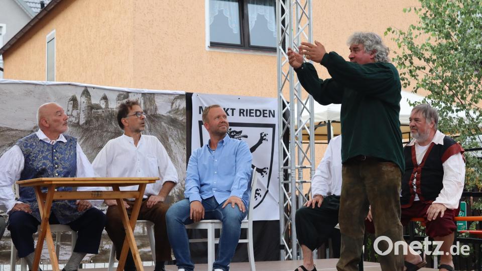 Am Samstag erhielt beim Theaterstück der Goaslandler MdL Bernhard Heinisch (sitzend, Dritter von links) eine Rolle. Bild: mrr
