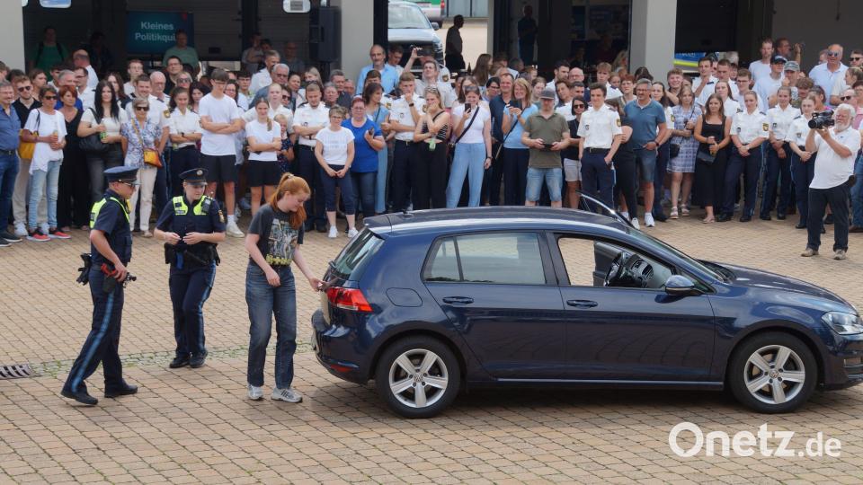 Großes Zuschauerinteresse herrschte bei der Vorführung des Situativen Einsatztrainings - hier eine Fahrzeugkontrolle. Bild: POK Thorsten Schmidt, 71. AS, VII. BPA Sulzbach-Rosenberg/exb