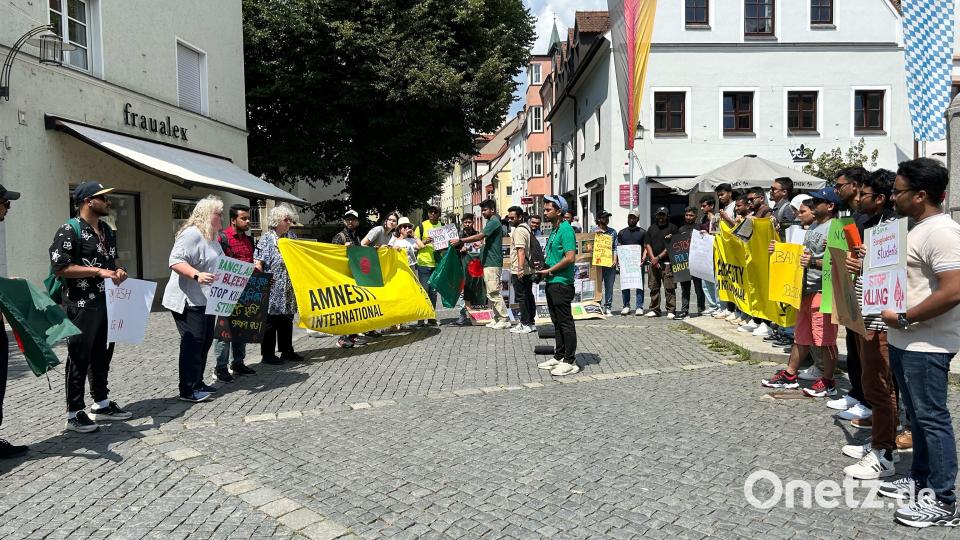 OTH-Studenten aus Bangladesch demonstrierten am Samstag, 20. Juli, auf dem Oberen Markt in Weiden wegen der schrecklichen Unruhen in ihrem Heimatland. Sie beklagten den Tod vieler Kommilitonen und solidarisierten sich mit den demonstrierenden Studenten in Dhaka und in anderen Hochschulstädten. Bild: Veit Wagner/Amnesty International