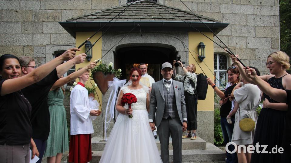 Freudestrahlend verlassen Sarah und Alexander Beer die Steinbergkirche in Bärnau, im Hintergrund Pfarrer Konrad Amschl. Der Reitclub Tirschenreuth stand Spalier. Bild: kro