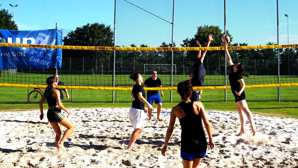 Prima Beachvolleyballsport zu sehen war am Turnier der DJK Ensdorf. Bild: tra