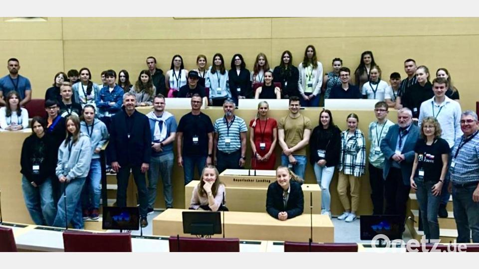 Die Jugendlichen nahmen nach einer Führung durch den Landtag im Sitzungssaal der Bayerischen Landtags Platz Bild: EJPO