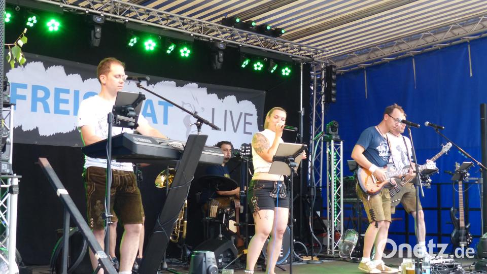 &quot;Freistatt Live&quot; mit Sängerin sorgt für gute Stimmung. Bild: hme