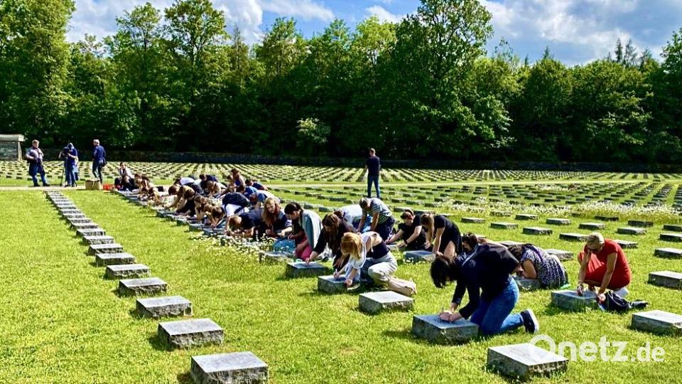 Die jugendlichen Teilnehmer erneuerten die Inschriften auf den Gedenksteinen der Kriegsgräbergedenkstätte am Waldfriedhof München. Bild: EJPO
