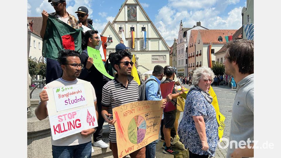 OTH-Studenten aus Bangladesch demonstrierten am Samstag, 20. Juli, auf dem Oberen Markt in Weiden wegen der schrecklichen Unruhen in ihrem Heimatland. Bild: Veit Wagner/Amnesty International