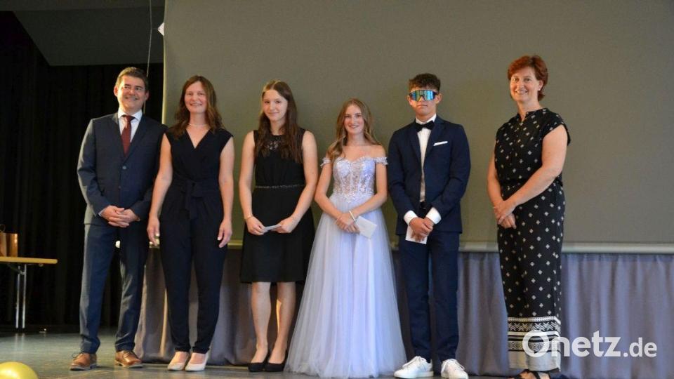 Freuen sich mit den besten Schülern der Klasse 9a: Rektor Michael Koppmann (von links), Klassenlehrerin Manuela Grünauer, die Schüler Sophia Stangl, Marisa Hirmer und Lukas Birner und 2. Bürgermeisterin Tanja Kippes. Bild: Doris Pensky/exb