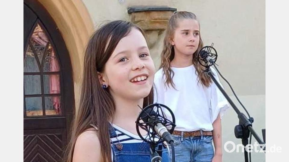 Die zehnjährige Josephine Summer bat „Zeig mir den Platz an der Sonne“, schwärmte von ihrem „Itsy bitsy teenie weenie honolulu Strandbikini“ und mahnte schließlich „Du kannst nicht alles haben. Rechts im Bild: Romy Weiß (9 Jahre). Bild: u