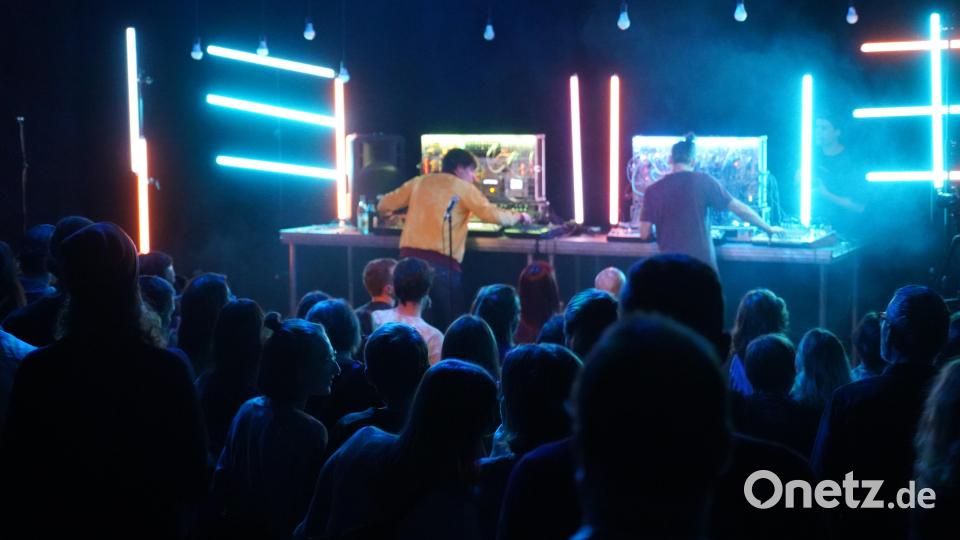 Das Elektronikduo &quot;Ströme&quot; begeisterte die Sünde-Fans im alten Ring Theater mit dynamischen Technobeats. Bild: Marina Gube