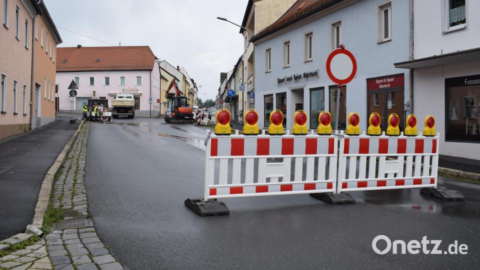 Die Zufahrt vom Unnaplatz auf den Maximilianplatz ist wegen der Reparatur eines Wasserrohrbruchs wohl bis Mitte der Woche gesperrt. Bild: szl