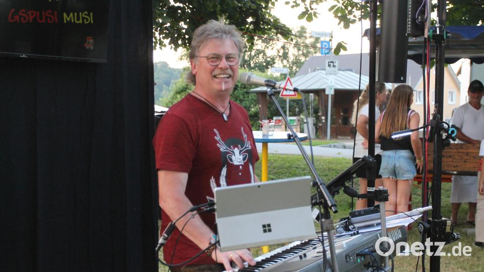 &quot;Fose&quot; begeistert beim Sommernachtsfest mit seinem reichhaltigen Repertoire. Bild: pi