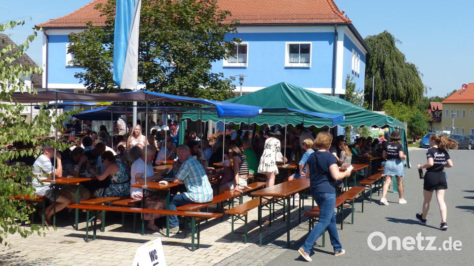 Der Festplatz vor dem Rathaus ist gut besucht. Bild: hme
