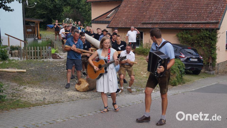 Mit viel Kraft wird der Kirwabaum zum Dorfplatz gebracht. Bild: slh