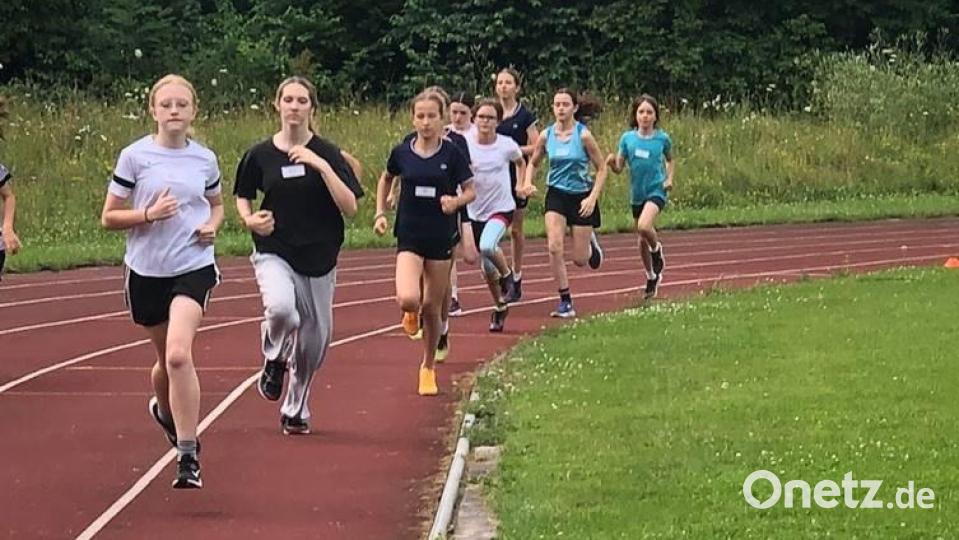 800 Meter rundherum auf dem Sportgelände der Weidener Realschulen. Bild: Matthias Werner/exb