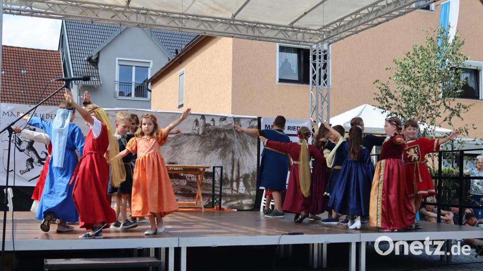 Die Schüler der Grundschule Rieden führten einen mittelalterlichen Tanz in tollem historischen Gewand auf Bild: mrr
