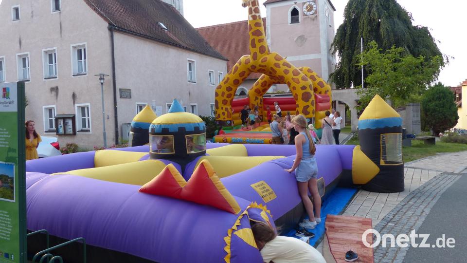 Das Kinderland mit Hüpfburg lockt die Kinder an. Bild: hme
