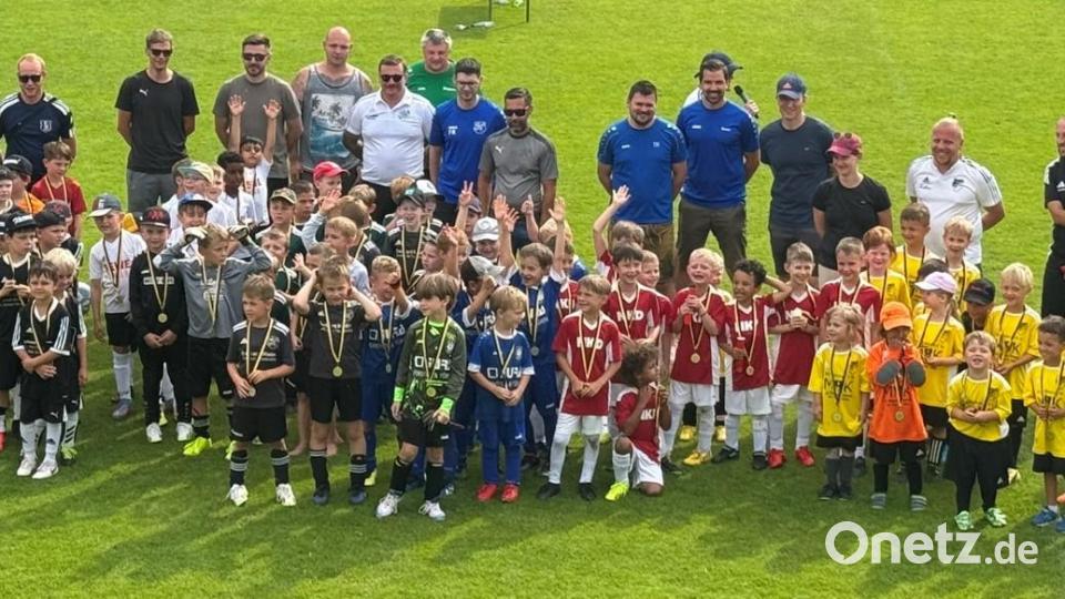Bei den G-Junioren gewann das Finale der TSV St. Johannis Bayreuth (zweite Mannschaft von links). Bild: SV Kulmain/exb