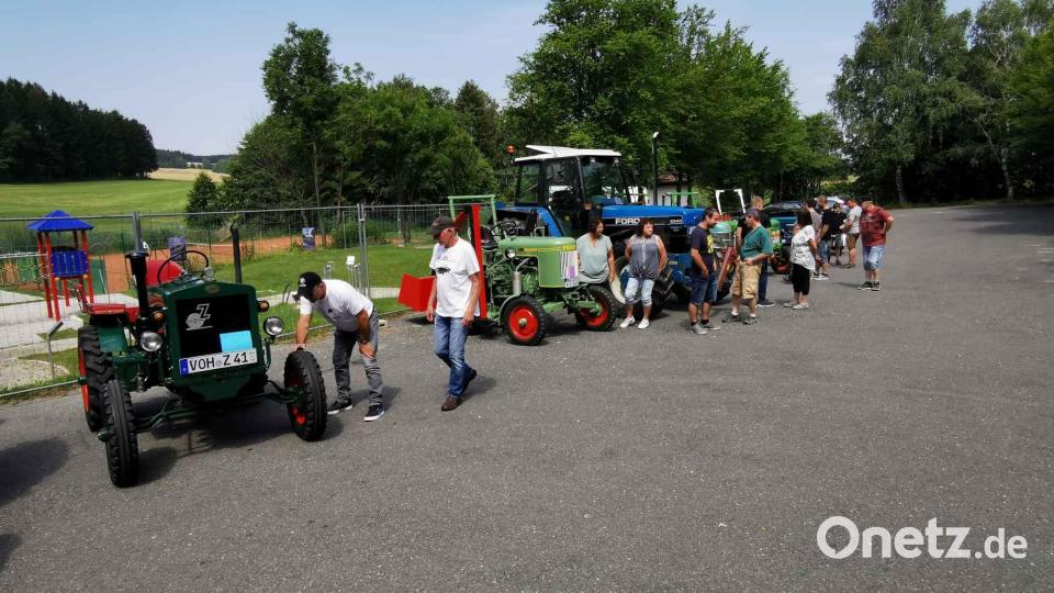 Die Bulldog-Oldtimerparade fand großes Interesse. Bild: gz