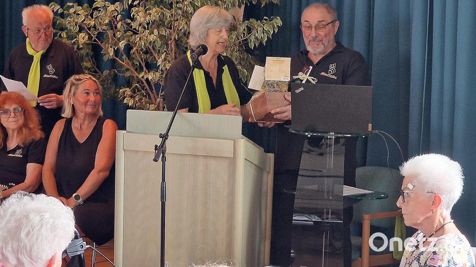 Winfried Bühner scheidet aus der Gruppe MimOldies aus. Er erhält einen Geschenkkorb. Bild: R. Kreuzer