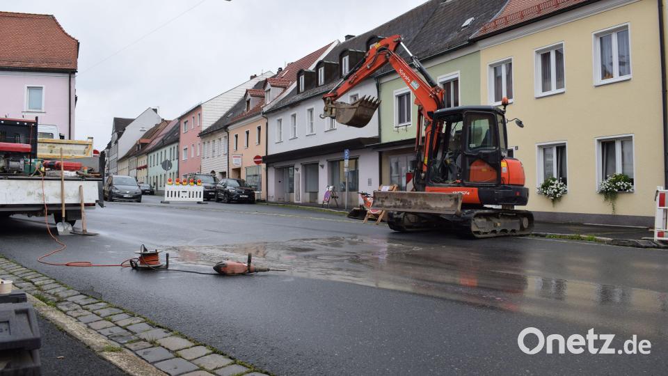 Die Zufahrt vom Unnaplatz auf den Maximilianplatz ist wegen der Reparatur eines Wasserrohrbruchs bis Mitte der Woche gesperrt. Bild: szl