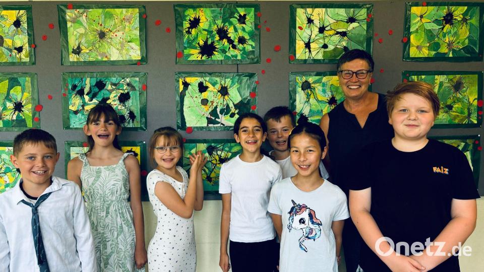Farbexplosion in &quot;Grün&quot; (Klasse 4b mit der Lehrkraft Annette Theobald). Von links: Bruno Reuster, Alina Kobert, Sara Kühn, Evo Kassem, Damian Lazar, Coco Deng, Annette Theobald, Richard Miller. Bild: Marion Ott/exb