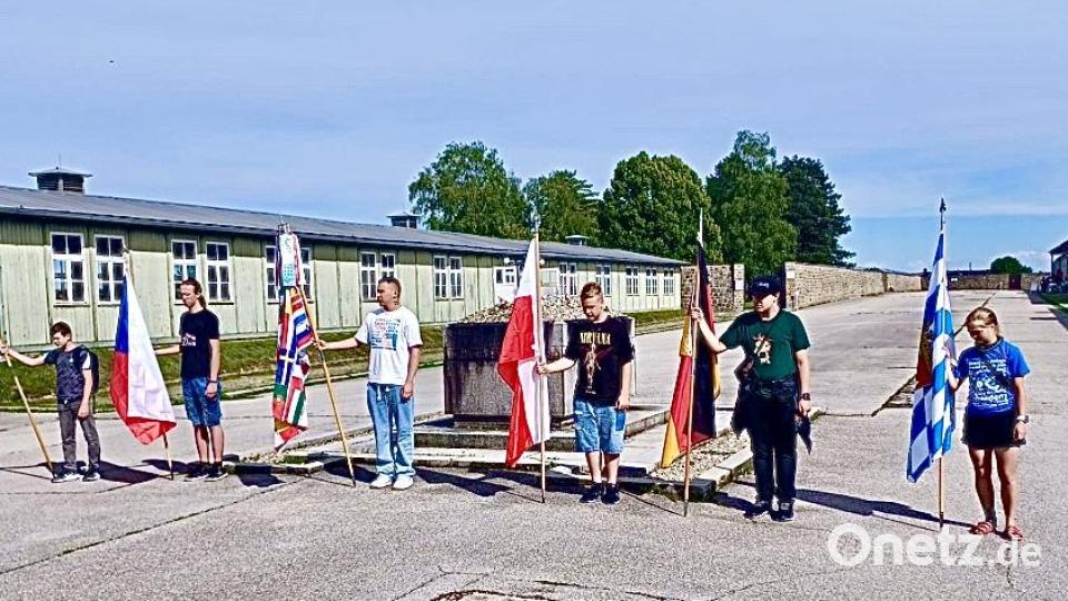 Mit den Fahnen der teilnehmenden Nationen gedachten die Jugendlichen mit persönlichen Gedanken der Opfer im KZ Mauthausen Bild: EJPO