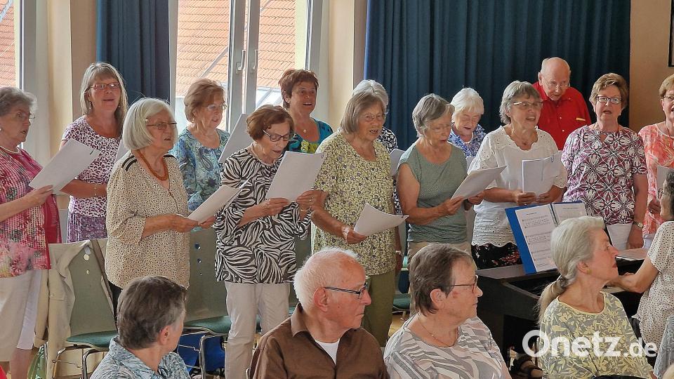 Der Singkreis des MSH als Unterstützung zwischen den Sketchen. Bild: R. Kreuzer