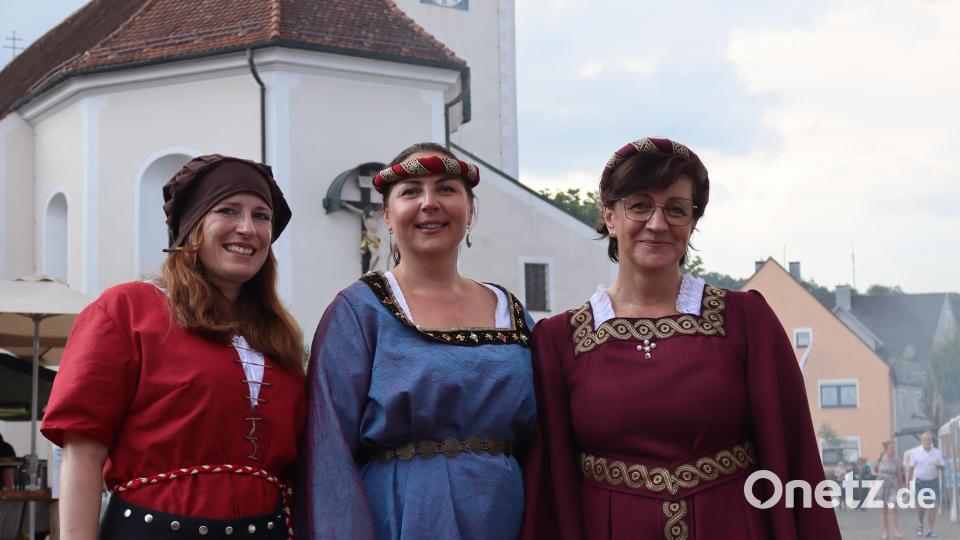 Die Burgdamen (von links) Hedwig, Natalia und Brigitte vom Riedener Rathaus Bild: mrr