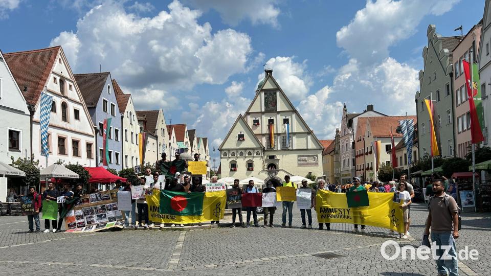 OTH-Studenten aus Bangladesch demonstrierten am Samstag, 20. Juli, auf dem Oberen Markt in Weiden wegen der schrecklichen Unruhen in ihrem Heimatland. Sie beklagten den Tod vieler Kommilitonen und solidarisierten sich mit den demonstrierenden Studenten in Dhaka und in anderen Hochschulstädten. Bild: Veit Wagner/Amnesty International
