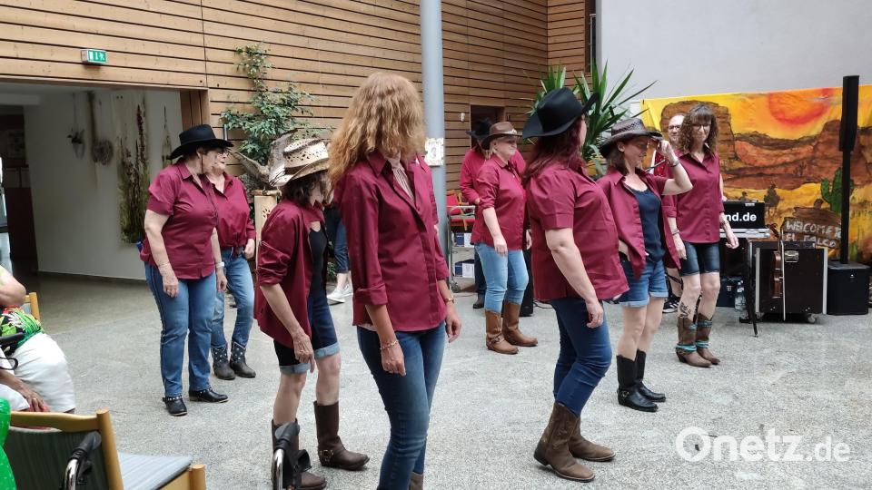 Einen Auftritt hatten auch Mitglieder der „Line-Fire“-Linedance-Gruppe. Bild: Claudia Heier/exb