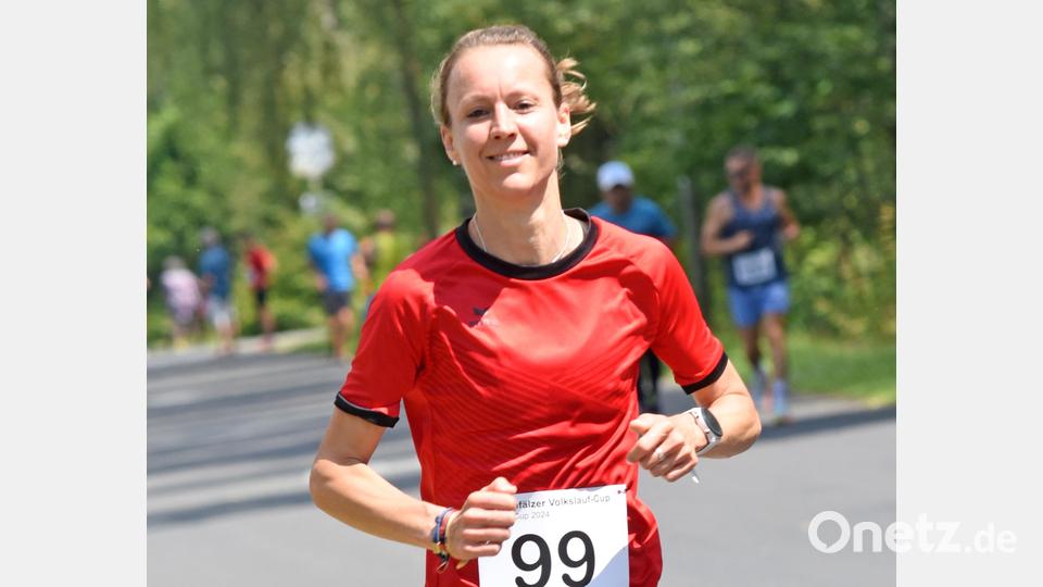 Karina Maier von der DJK Weiden dominierte beim Plößberger Weiherlauf über die 4600-m-Distanz. Bild: Gebert