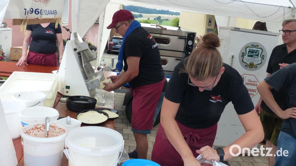 Marktrat Mehmet Degen (mit Mütze) schiebt die Pizzen persönlich in den Ofen. Bild: hme