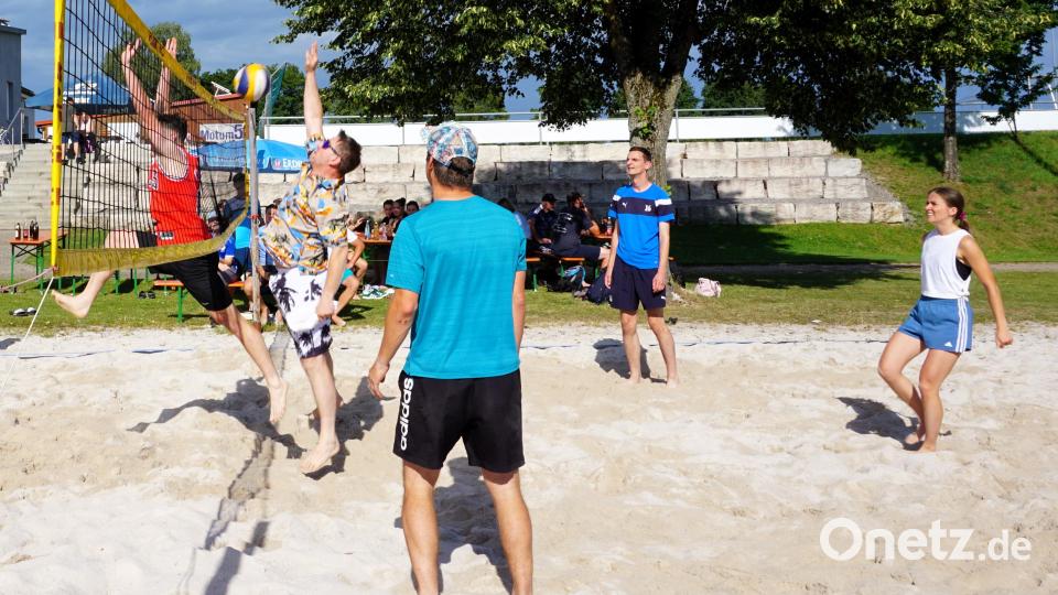 Das erstmals teilnehmende AH-Team AD holte sich den Sieg beim Beachvolleyballturnier der DJK Ensdorf. Bild: tra