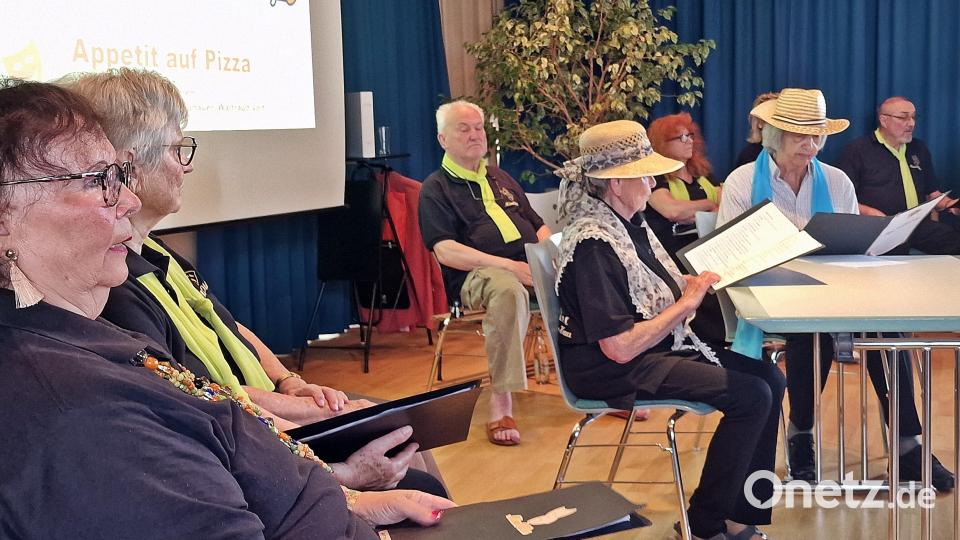 Eine Szene mit dem Sketch „Appetit auf Pizza“. Hinten rechts sitzt Winfried Bühner, der Leiter. Bild: R. Kreuzer