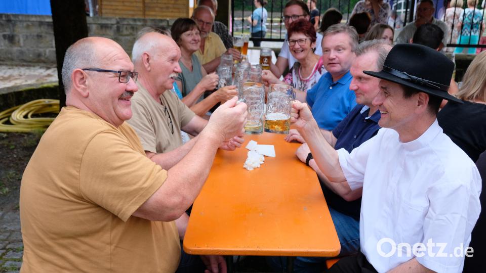 Auch Pfarrherr Hartmut Klausfelder (re) feierte mit seinen &quot;Schäfchen&quot; Bild: do