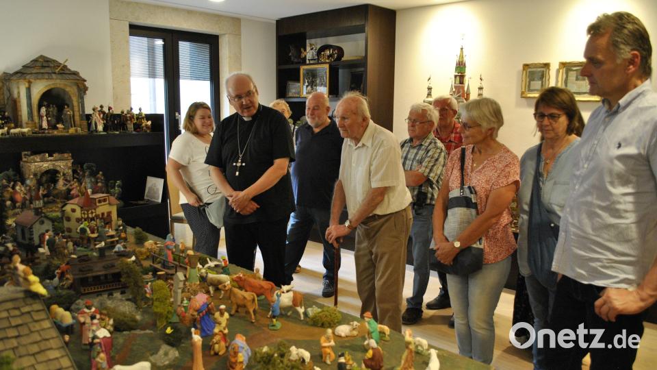 Fundiert erklärte Bischof Rudolf Voderholzer den Schnaittenbacher Krippenfreunden die einzelnen Krippendarstellungen. Bild: Ulrich Reindl