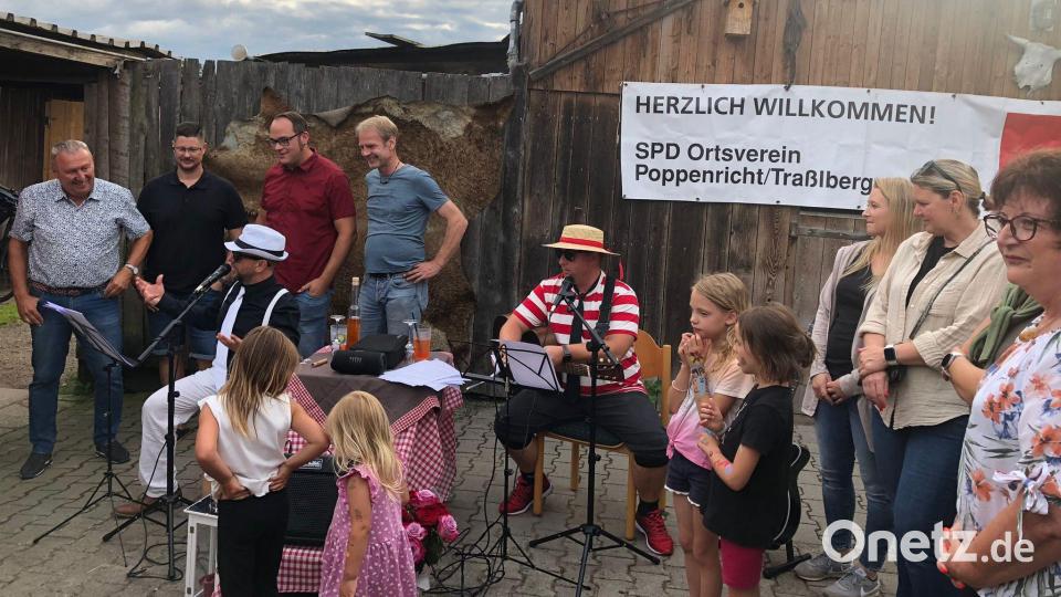 SPD-Vorsitzender Johannes Ambos (mit weißem Hut) und Gemeinderat Mario Eckl (Gitarre) unterhielten mit italienischen Hits im vollbesetzten Garten des Bikerstüberls Schwab die Gäste. Bild: Waltraud Lobenhofer (wwl)