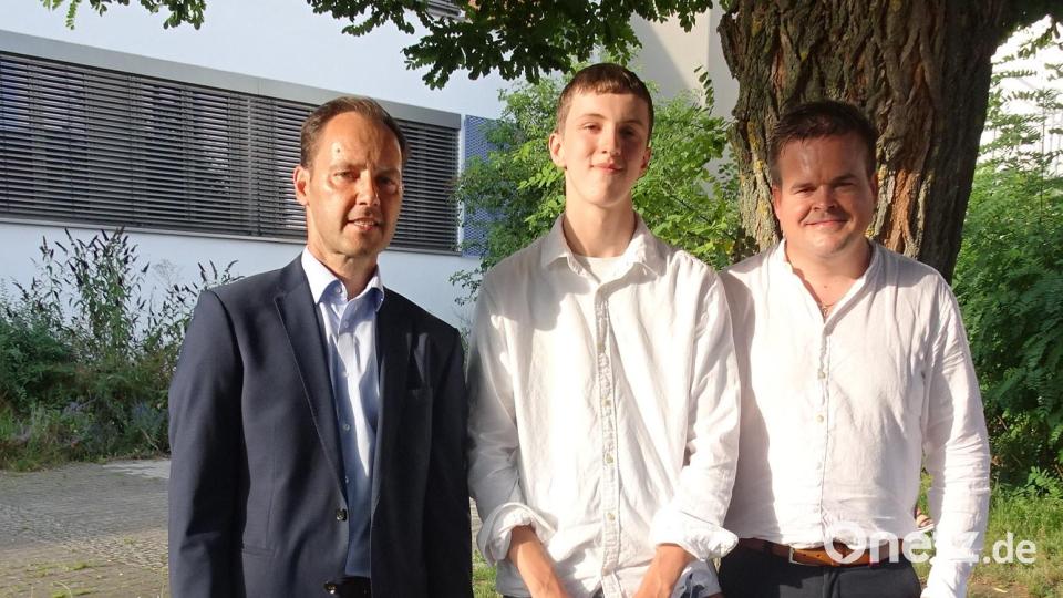 Klassenbester in der Praxisklasse war Jannis Rühl, es gratulieren Klassenleiter Daniel Mertl (rechts) und Rektor Markus Lacher. Bild: Sandra Flor/exb