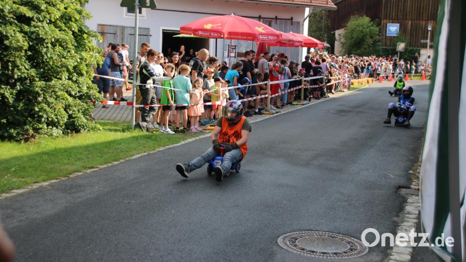 Vor der Zielgeraden konnten die Bobby-Cars schon mal zusammenknallen. Die Zuschauer erwarteten den Zieleinlauf mit Spannung. Bild: sne