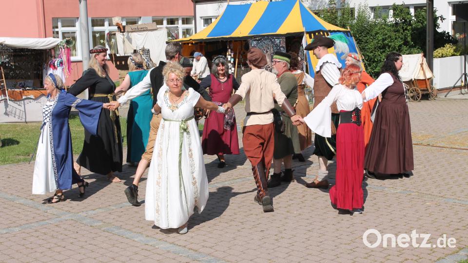 Historische Tänze gehören beim Mittelalter-Markt dazu. Bild: pi