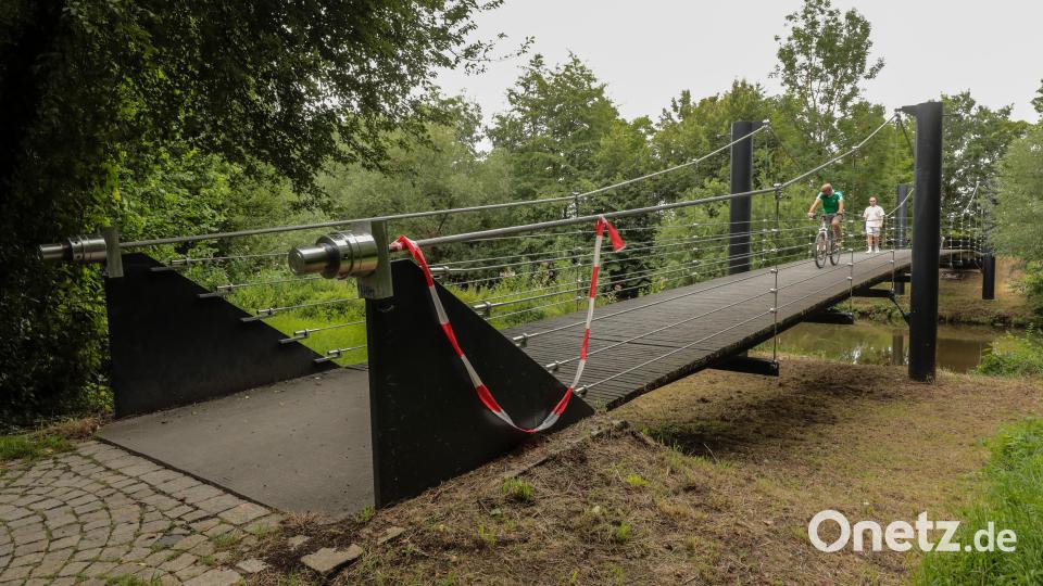 Die Brücke führt in der Nähe des Geländes vom ESV Amberg über die Vils. Bild: Wolfgang Steinbacher