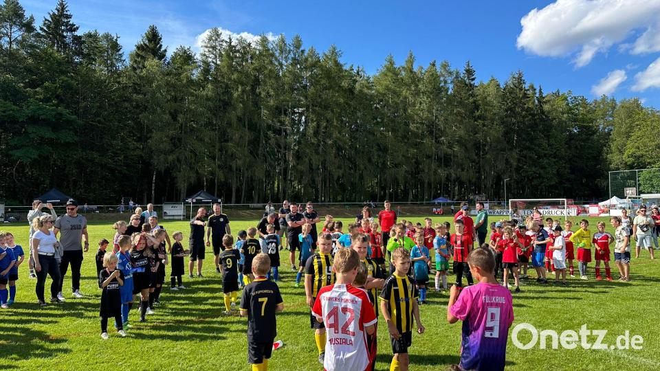 Buntes Treiben herrschte beim Kassecker-Cup auf dem Fußballgelände des ASV Waldsassen. Bild: Christina Kein/exb