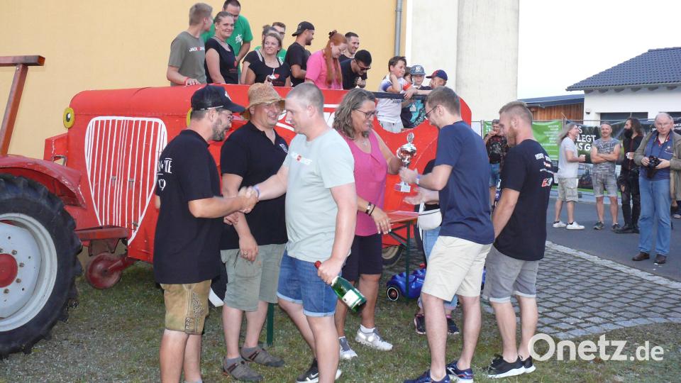 Bürgermeisterin Carmen Pepiuk überreichte die Pokale. Bild: sne